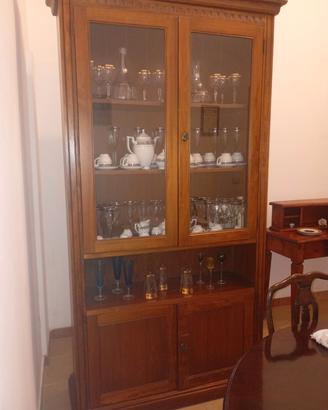 vetrinetta, tavolo e sedie 