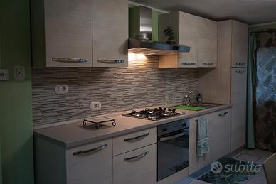 Si vende cucina con tavolo e sedie