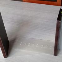 Reggilibri in legno con gechi