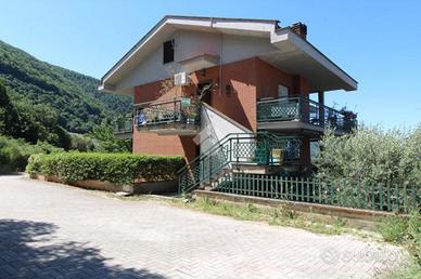 2 LOCALI A SCANDRIGLIA