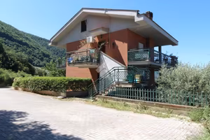2 LOCALI A SCANDRIGLIA