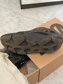 Adidas Yeezy 700