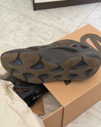 Adidas Yeezy 700