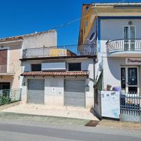 Locale commerciale con piccolo parcheggio