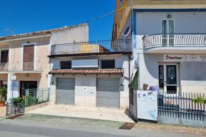 Locale commerciale con piccolo parcheggio