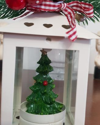 Piccola lanterna natalizia con candela albero   