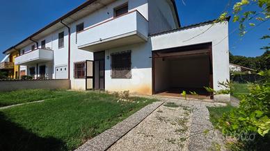 VILLA A SCHIERA D'ANGOLO A BORGO VIRGILIO