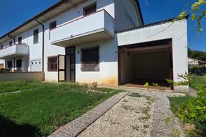 VILLA A SCHIERA D'ANGOLO A BORGO VIRGILIO
