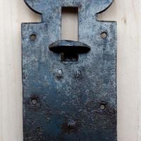 Antico chiavistello in ferro battuto