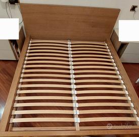 Struttura letto matrimoniale in legno.