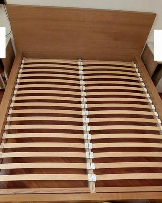 Struttura letto matrimoniale in legno.