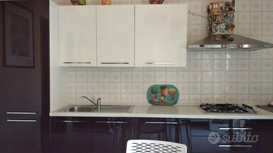 Cucina completa con forno lavastoviglie e frigo