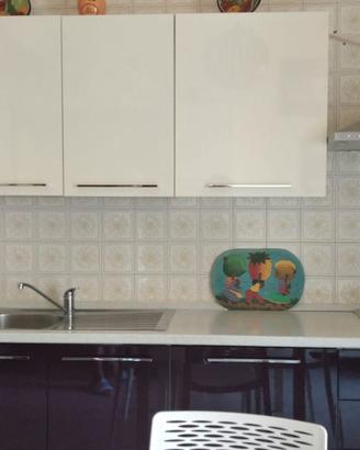 Cucina completa con forno lavastoviglie e frigo