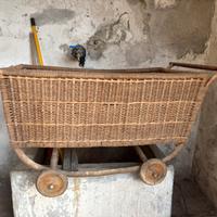 Antico passeggino in vimini