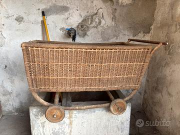 Antico passeggino in vimini