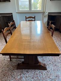 Elegante tavolo vintage in legno con 4 sedie