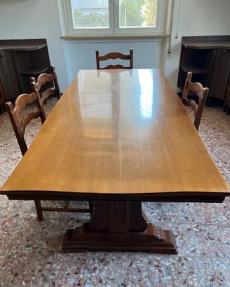 Elegante tavolo vintage in legno con 4 sedie