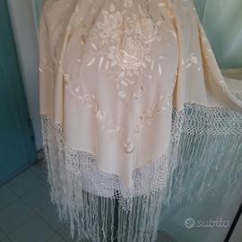 antico scialle beige ricamato a mano