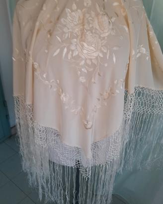 antico scialle beige ricamato a mano