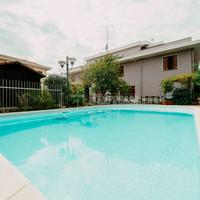 Villa con ampio giardino e piscina.