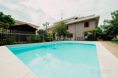 Villa con ampio giardino e piscina.