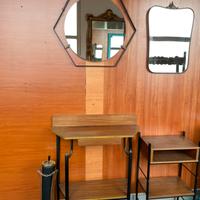 Mobili ingresso con due specchi particolari