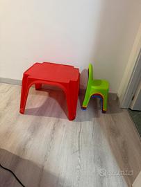 Tavolo con sedie per bambini