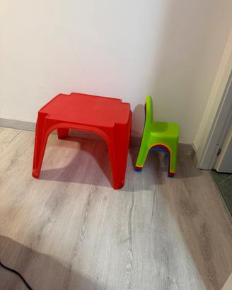 Tavolo con sedie per bambini