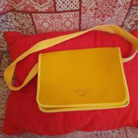 Borsa Armani con tracolla.