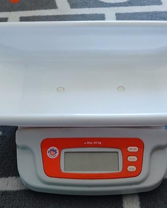 Bilancia pesa neonati