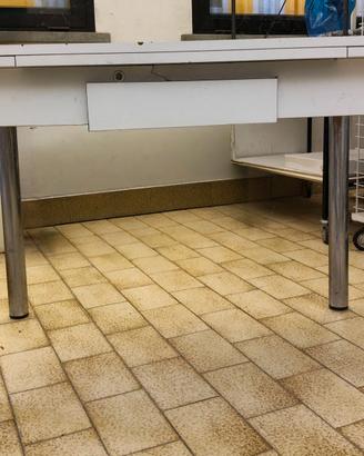 Tavolo con cassetto, cm. 120x70x80h.