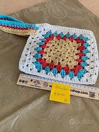 pochette da polso fatta a mano all'uncinetto