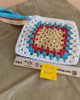 pochette da polso fatta a mano all'uncinetto
