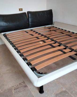 Letto matrimoniale con testiera contenitore 