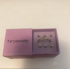 Anello color argento in omaggio set sei orecchini