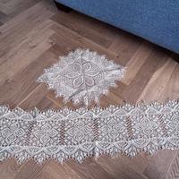 2 centrini écru/sabbia fatti a mano ad aghi