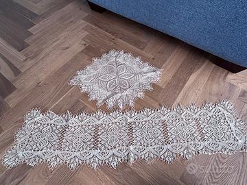 2 centrini écru/sabbia fatti a mano ad aghi