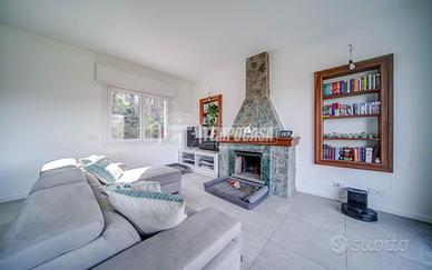 VILLA SINGOLA RISTRUTTURATA CON AMPIO GIARDINO DI