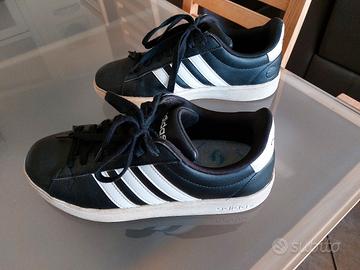 Scarpe adidas nere e on sale bianche