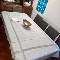 Antica tovaglia tavola e tovaglioli