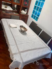 Antica tovaglia tavola e tovaglioli