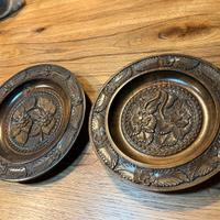 Coppia di piatti in legno intagliati a mano