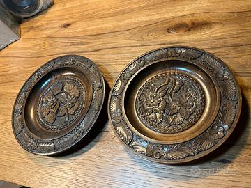 Coppia di piatti in legno intagliati a mano