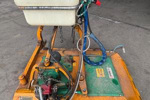 Tagliaerba con botte diserbo integrata