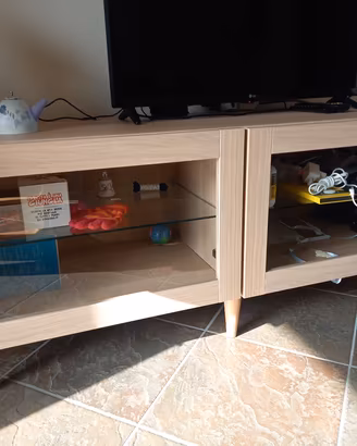 ikea besta mobile TV con ante in vetro