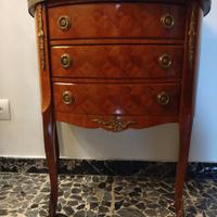 comodino in radica di noce con tre cassetti 