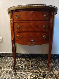 comodino in radica di noce con tre cassetti 