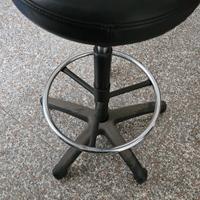 Sgabello da lavoro con poggiapiedi girevole