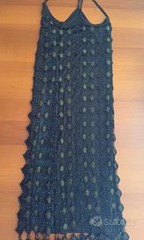 Abito lungo verde traforato con perline elegante