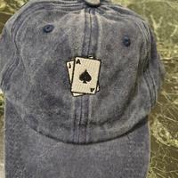 cappello vintage blu con un ricamo poker